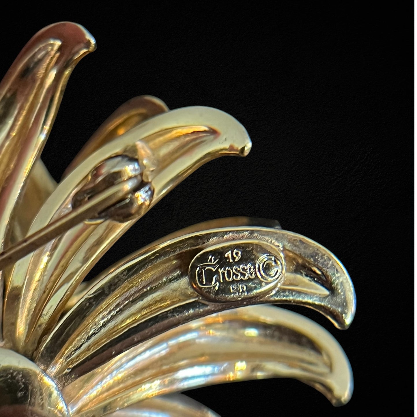Broche signé Grosse