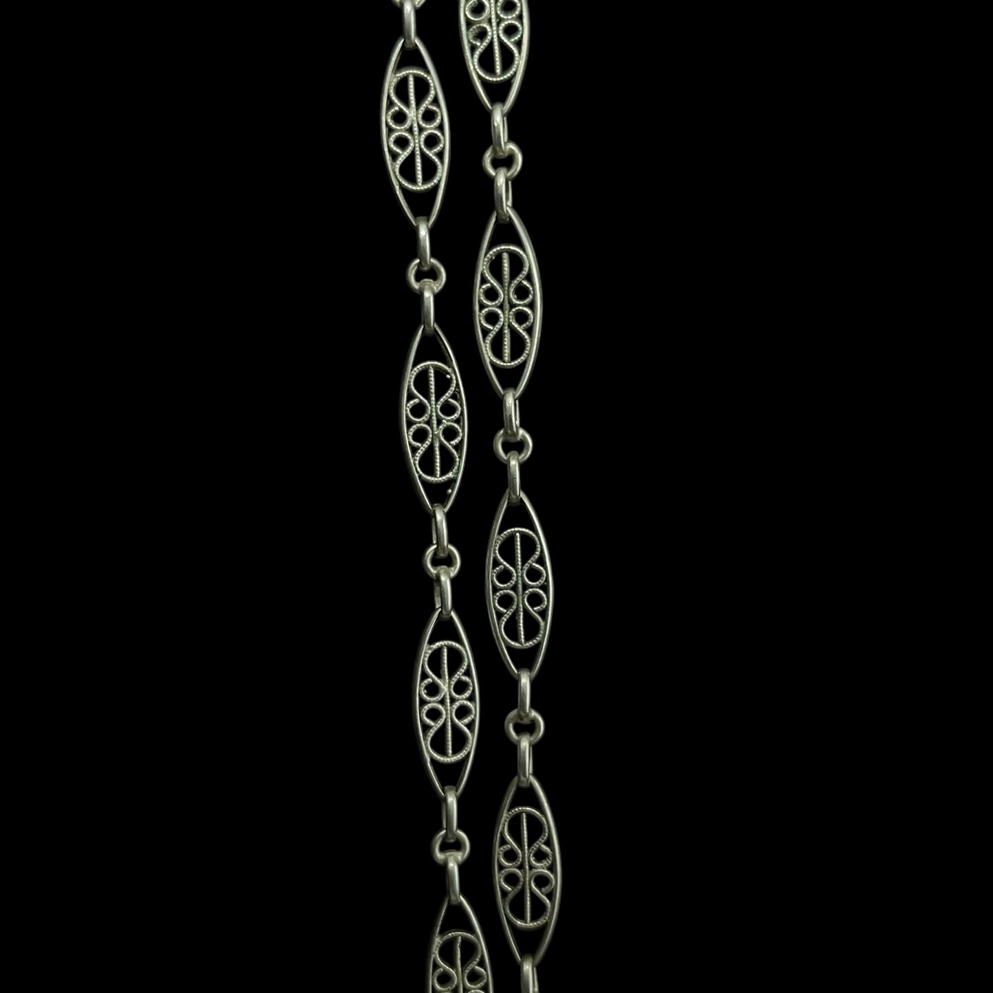 Collier vintage en argent – Mailles anciennes et pendentif floral