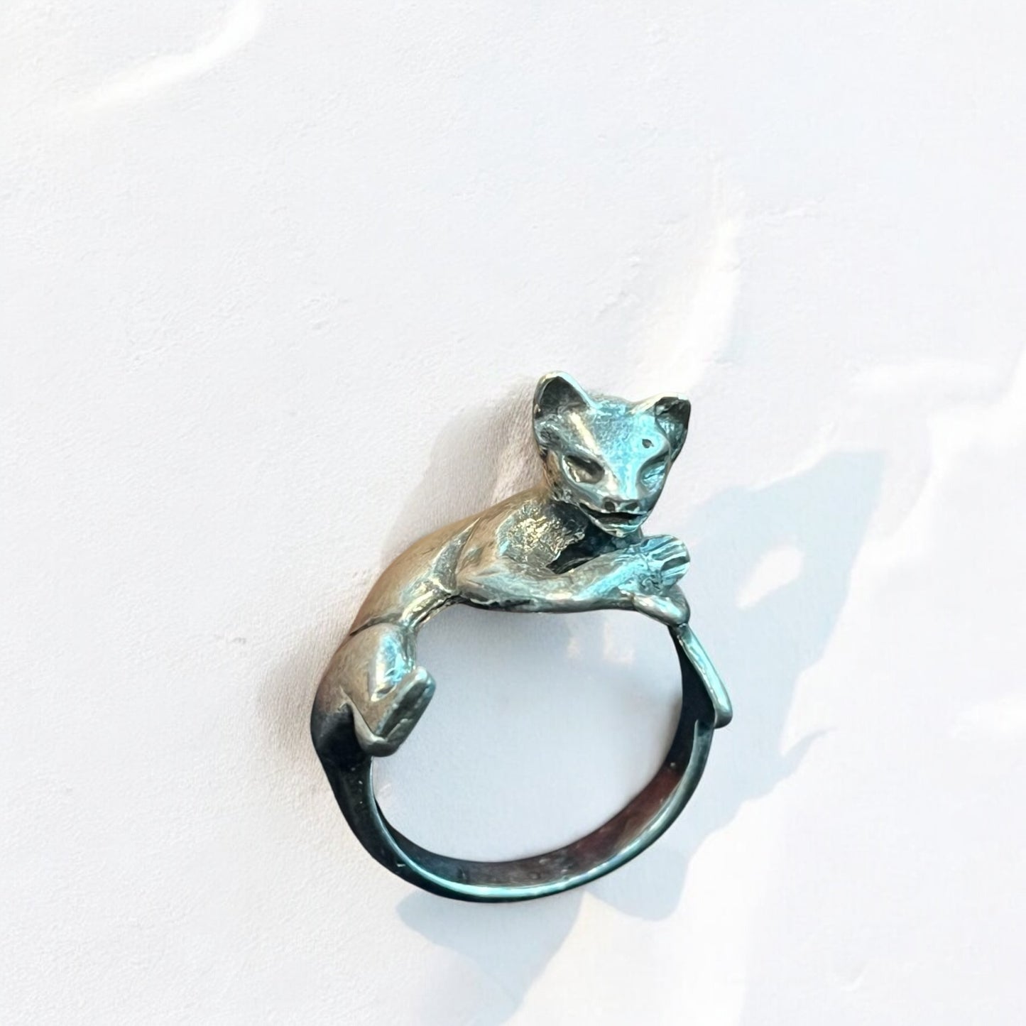 Bague sculpture félin en métal argenté