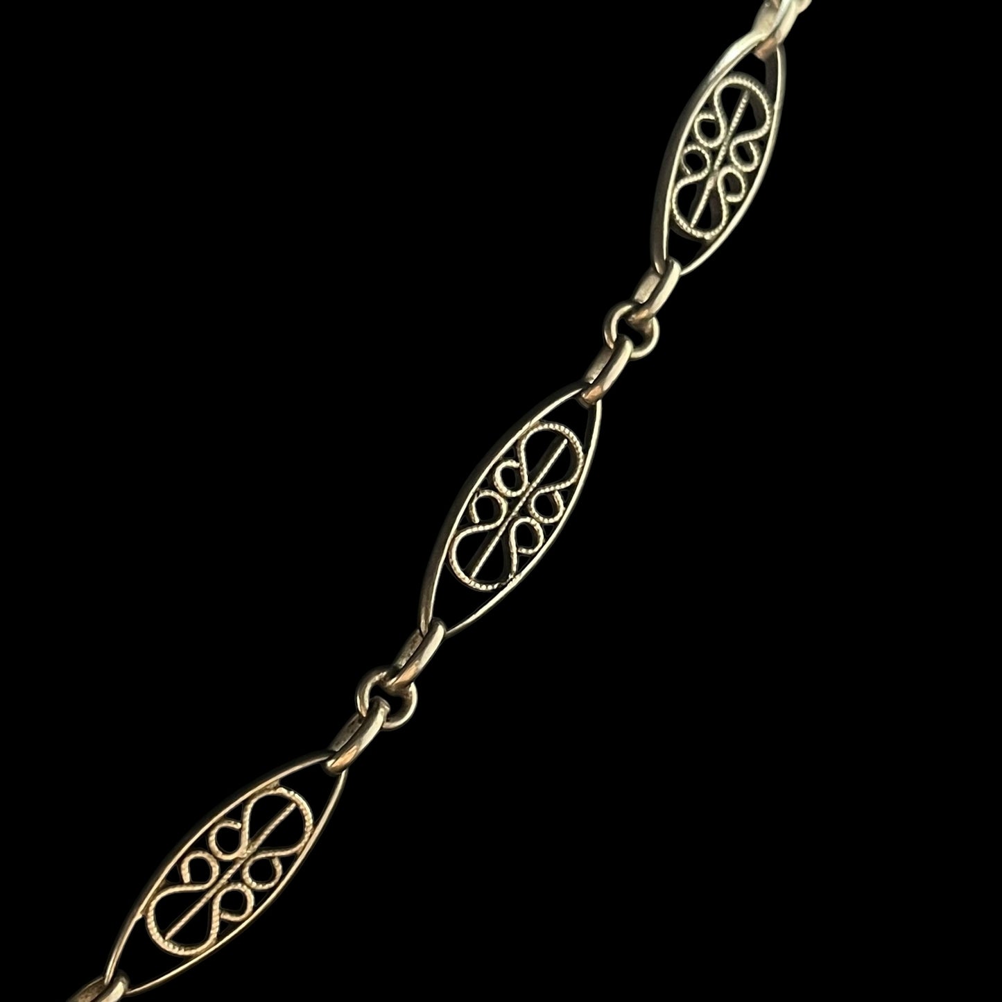 Collier vintage en argent – Mailles anciennes et pendentif floral