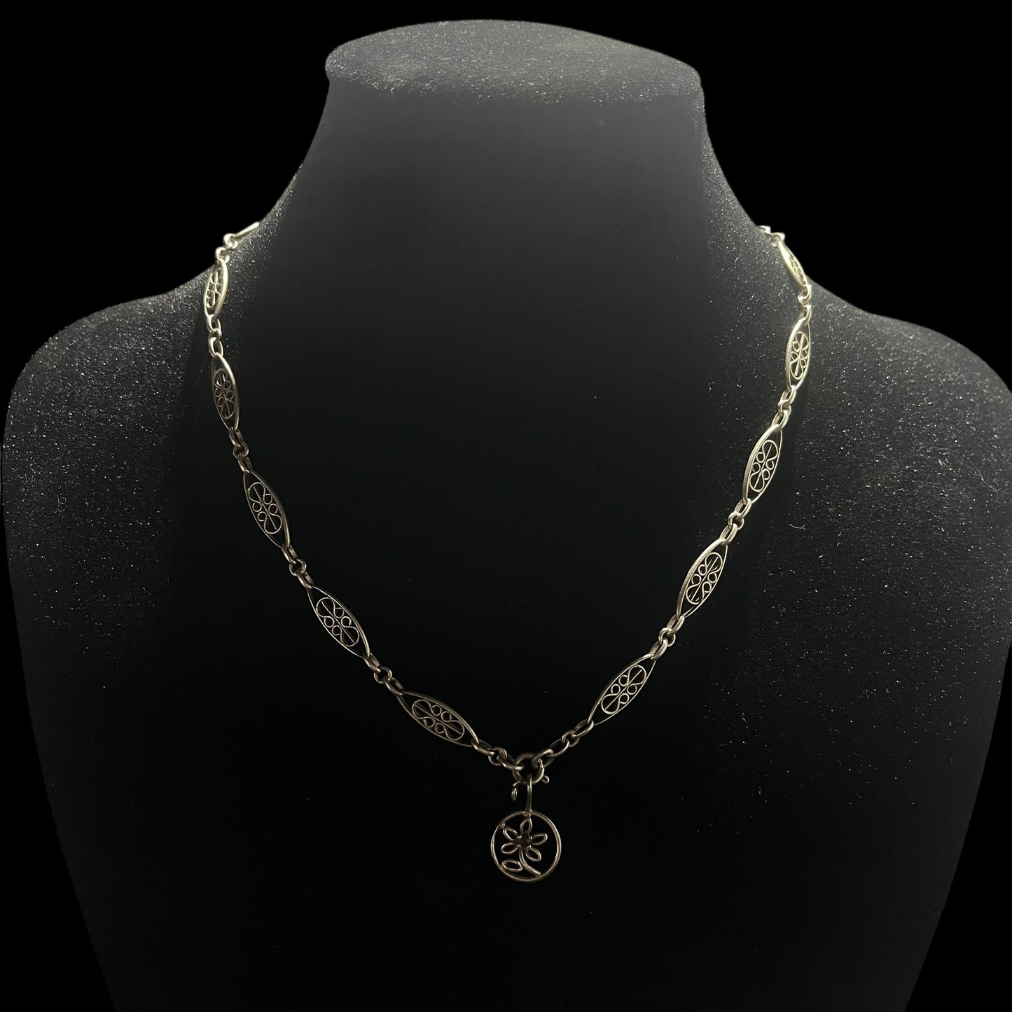 Collier vintage en argent – Mailles anciennes et pendentif floral