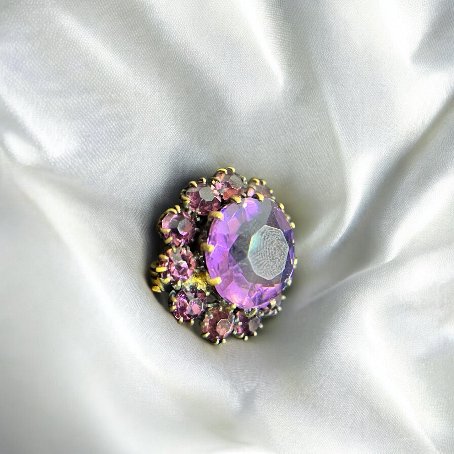 Broche vintage en strass mauve