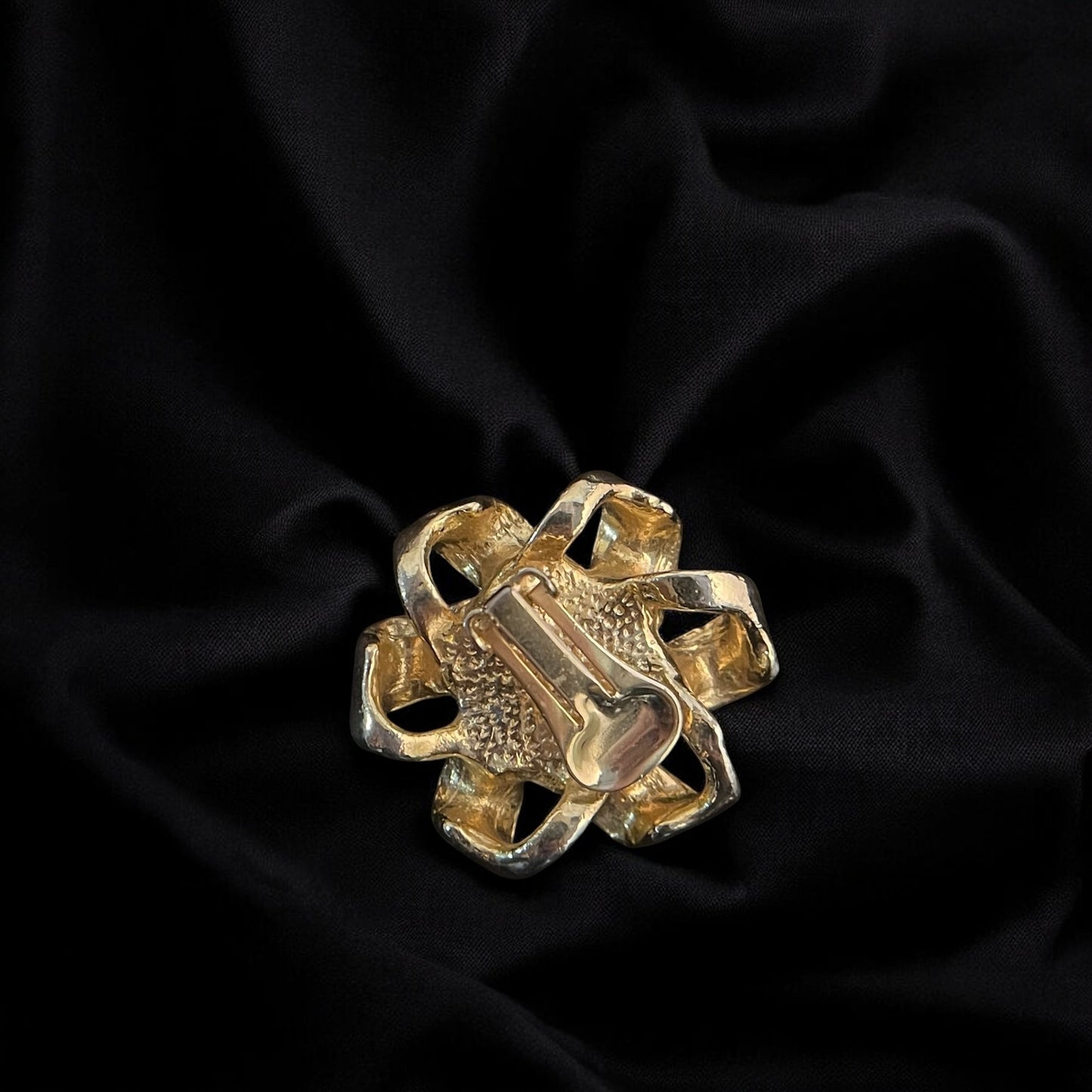 Clips d’oreilles vintage en métal doré