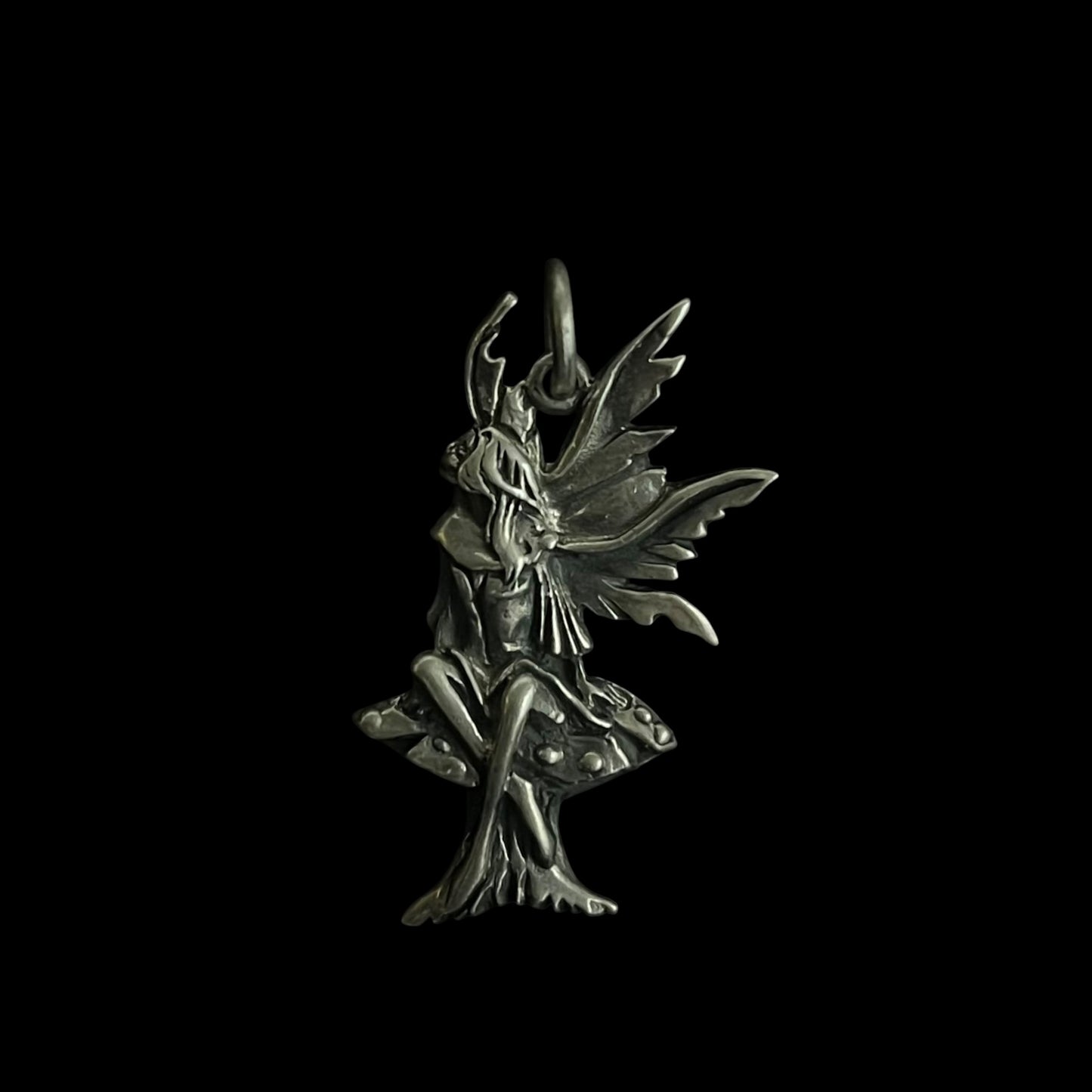 Pendentif en argent fée assise sur champignon