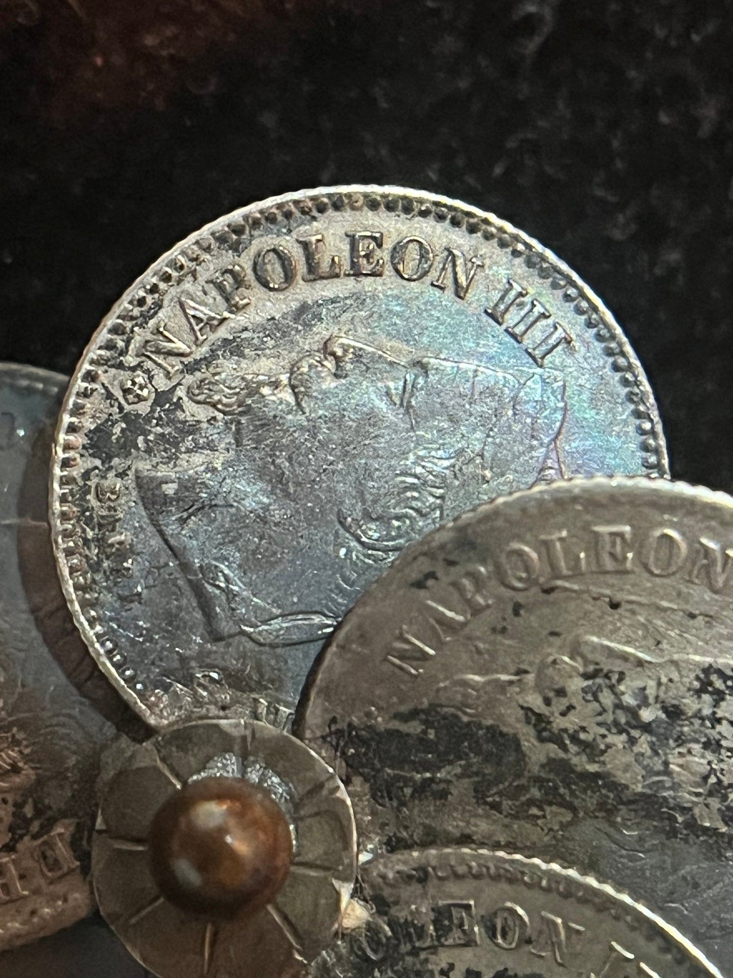 Broche fleur en argent et répliques de pièces napoléoniennes