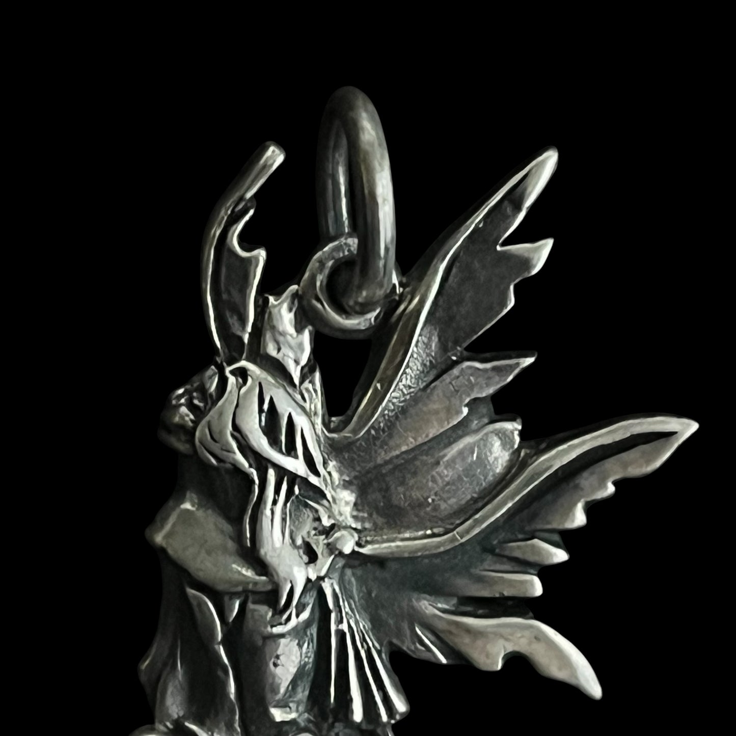 Pendentif en argent fée assise sur champignon