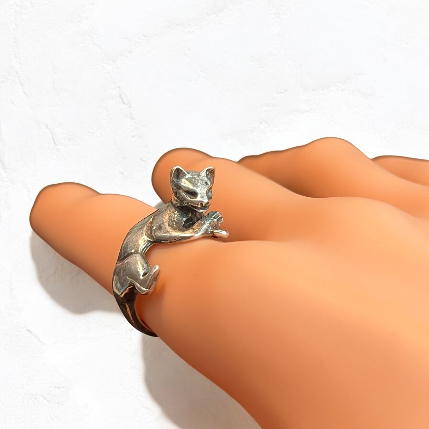 Bague sculpture félin en métal argenté