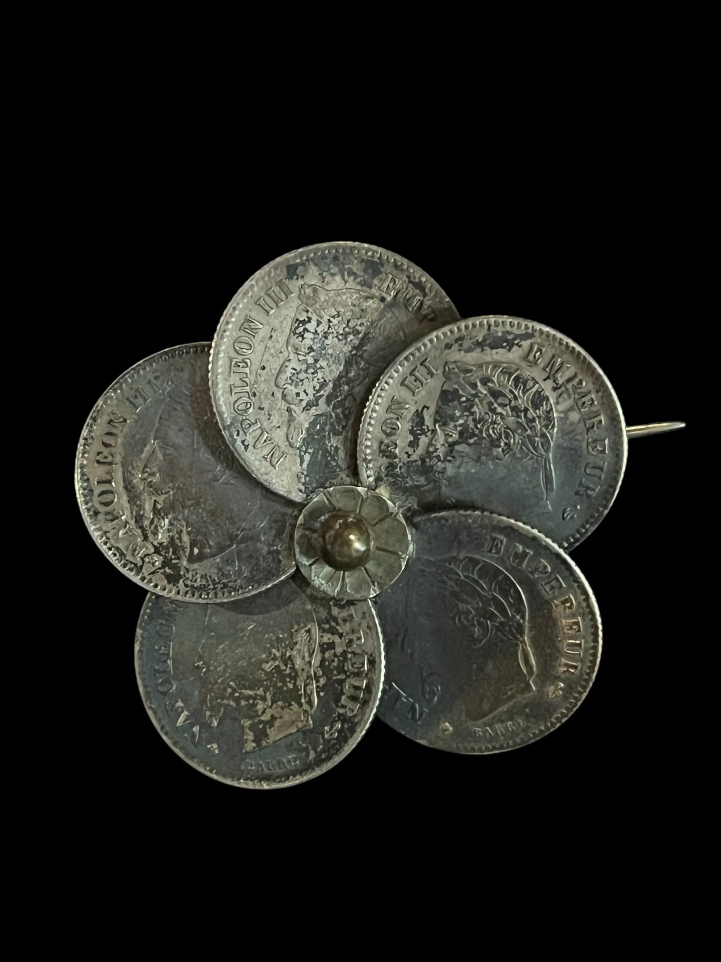 Broche fleur en argent et répliques de pièces napoléoniennes