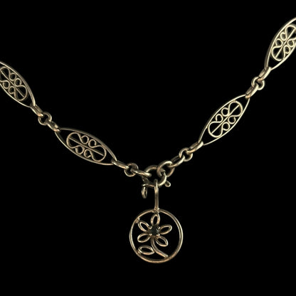 Collier vintage en argent – Mailles anciennes et pendentif floral
