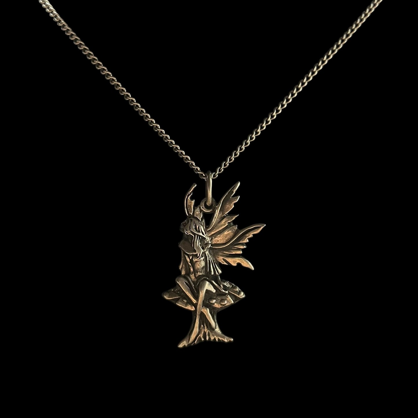 Pendentif en argent fée assise sur champignon