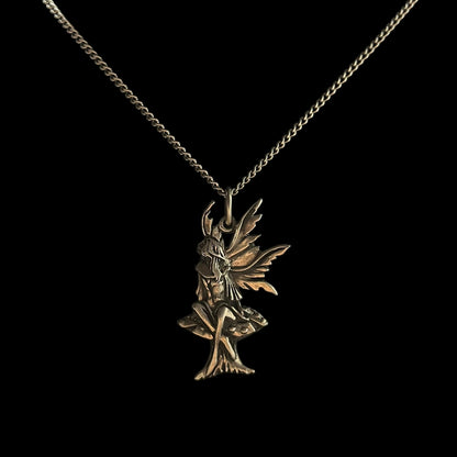 Pendentif en argent fée assise sur champignon