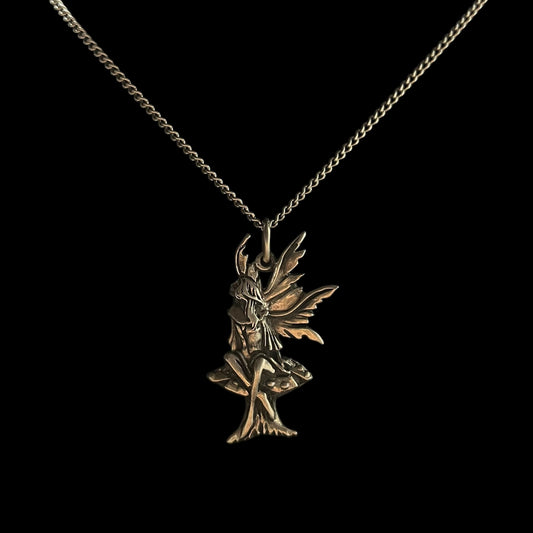 Pendentif en argent fée assise sur champignon