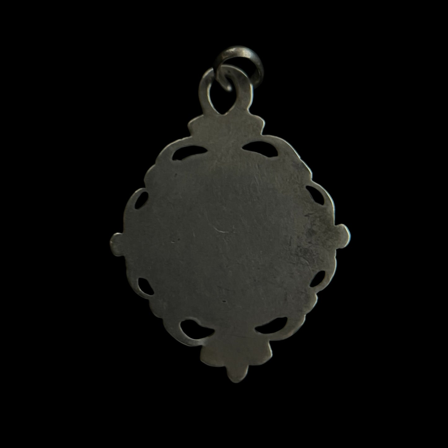 Médaillon ancien en argent – Représentation rayonnante de la Vierge Marie