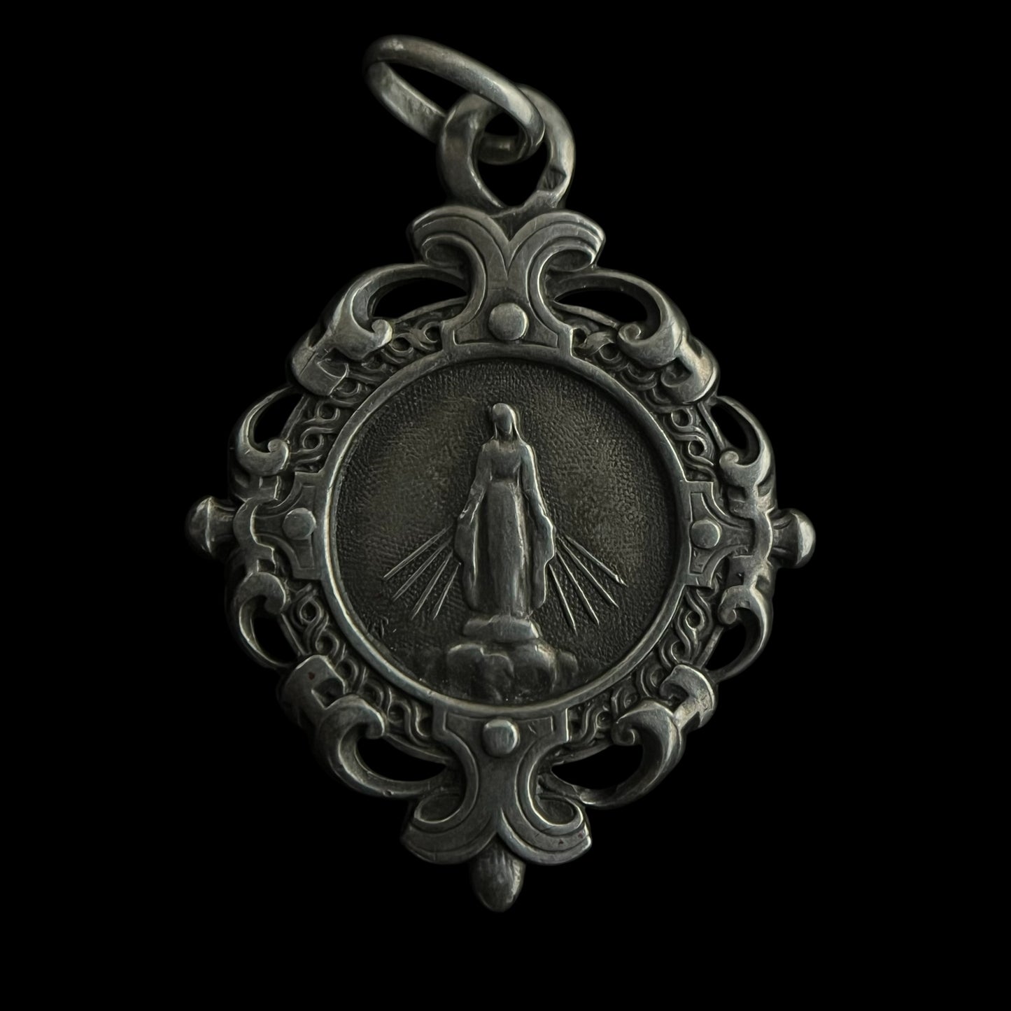 Médaillon ancien en argent – Représentation rayonnante de la Vierge Marie