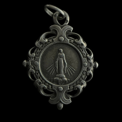 Médaillon ancien en argent – Représentation rayonnante de la Vierge Marie