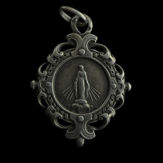 Médaillon ancien en argent – Représentation rayonnante de la Vierge Marie