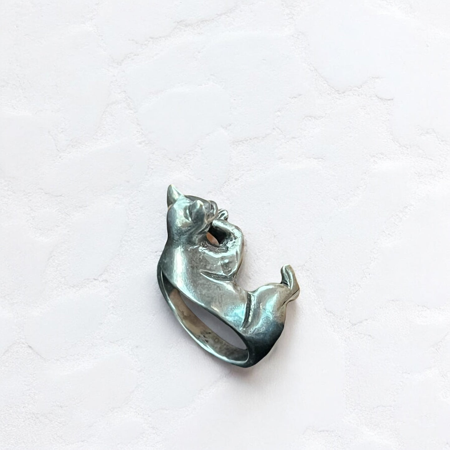 Bague sculpture félin en métal argenté
