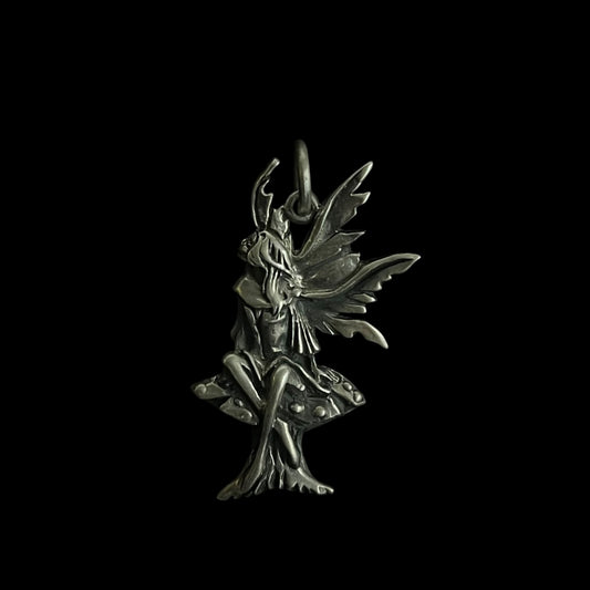 Pendentif en argent fée assise sur champignon